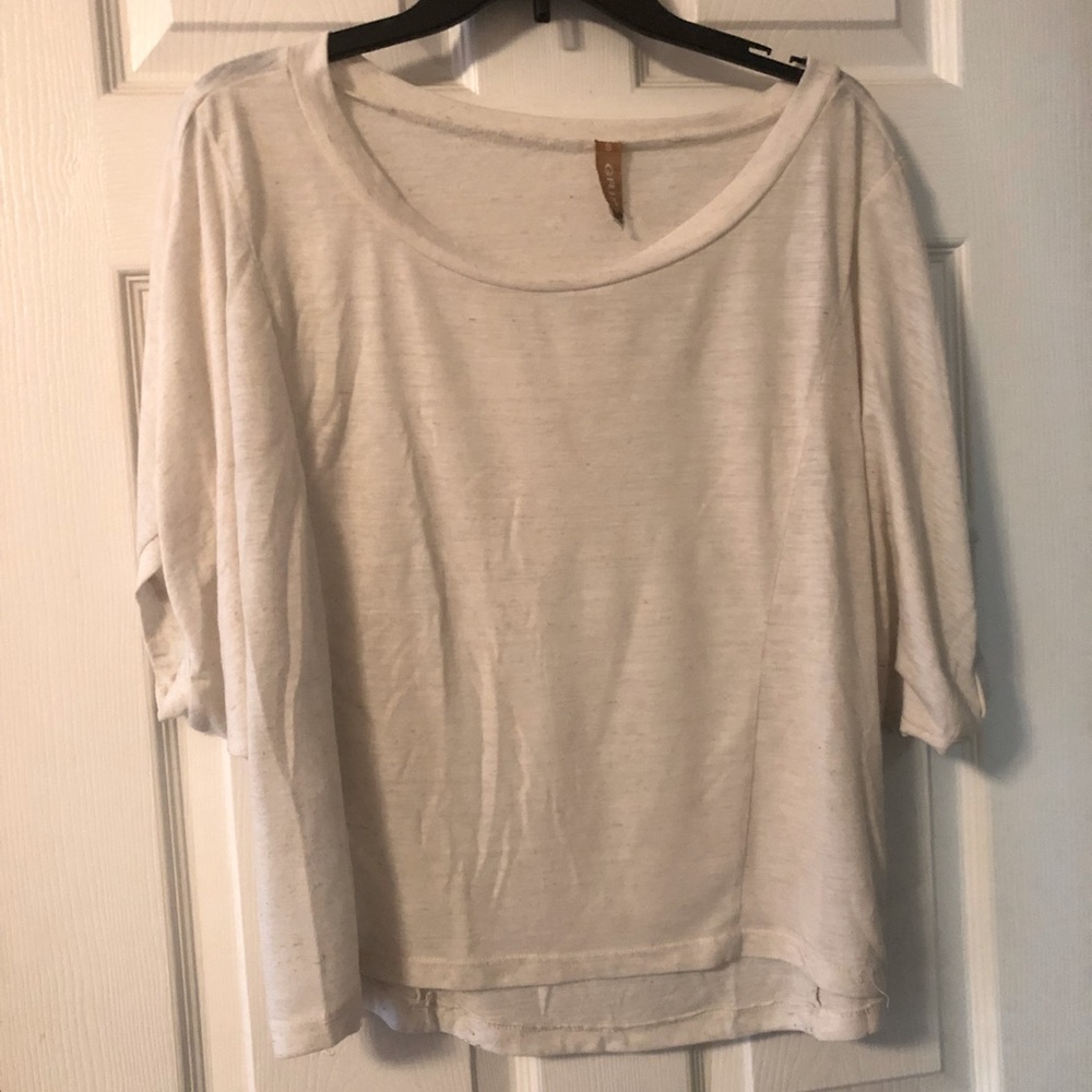 Women’ open neck, flowy tee.